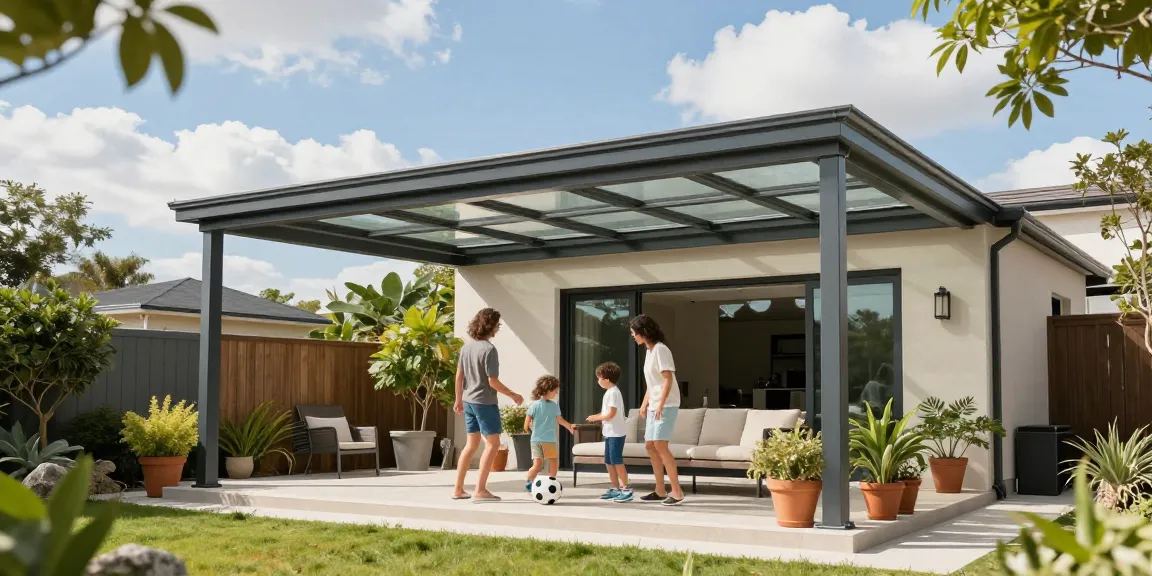 Moderne Terrassenüberdachungen in einem einladenden Garten mit einer Familie, die draußen Zeit verbringt.